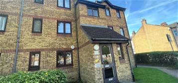 Flat to rent in Southwold Road, Watford WD24