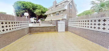 Casa adosada en venta en La Pineda