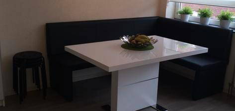 Witte hoogglans eettafel met glasplaat