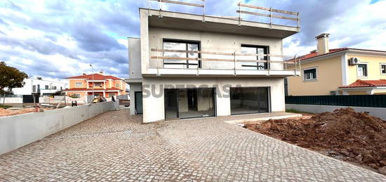 Moradia Isolada T5 / Espaço exterior / garagem