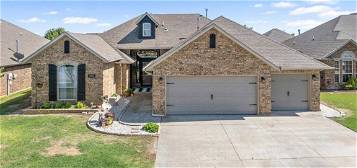 608 SW 28th St, Moore, OK 73160