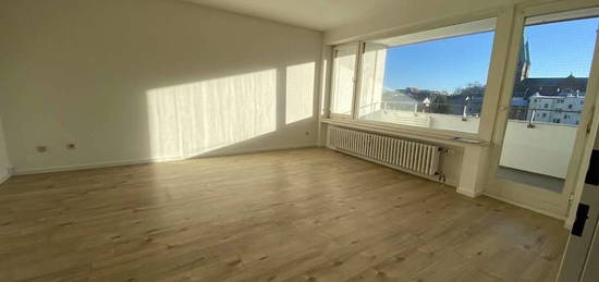 Renovierte 2 Zimmer mit Einbauküche und Balkon