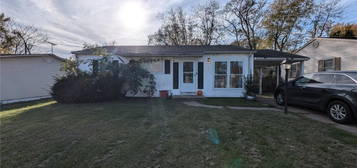 1428 San Salvador Dr, Saint Louis, MO 63138