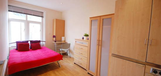 Studio to rent in Courtfield Gardens, South Kensington SW5