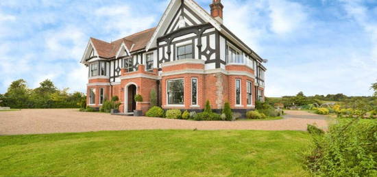 5 bedroom detached house