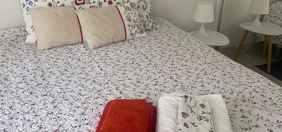 664043 - Quarto com cama de casal, com casa de...