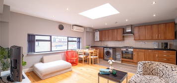 Flat to rent in Camden Road, Holloway N7