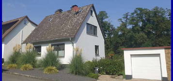 Freistehendes Einfamilienhaus mit Garten und Garage