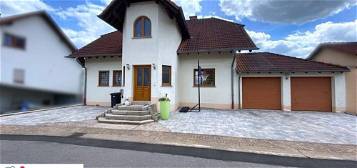 15 Min. bis L-Remich/L-Schengen: Wohnhaus mit 2 Wohnungen (341 m² Wohnfläche), Garten und Garagen!