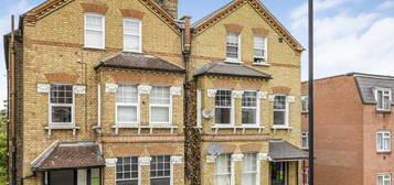 Flat to rent in Knollys Road, London SW16