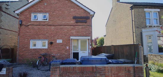 Flat to rent in Halifax Road, Cambridge CB4