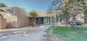 2743 Carson Rd NW, Albuquerque, NM 87104