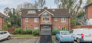 Flat for sale in Whitethorn Avenue, Coulsdon CR5