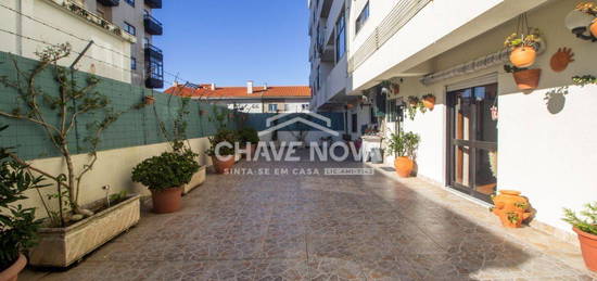 Apartamento T4+1 c/ Terraço e Lugar de Garagem Duplo em Canidelo