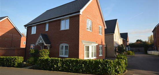 4 bed link detached house for sale