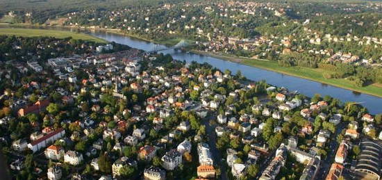 DACHGESCHOSS-WOHNUNG IN RUHIGER LAGE