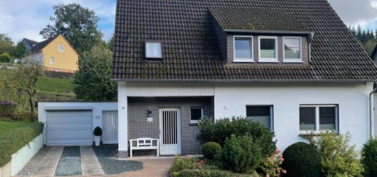 Ein wirklich komplettes Haus, freistehend in Padberg