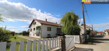 CHAUSSIN (Jura), Dans village proche, vends solide maison de 6 pièces, 130m² habitables, annexe de 70m², s/sol complet sur 1766m² de terrain plat