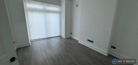 4 bedroom end of terrace house