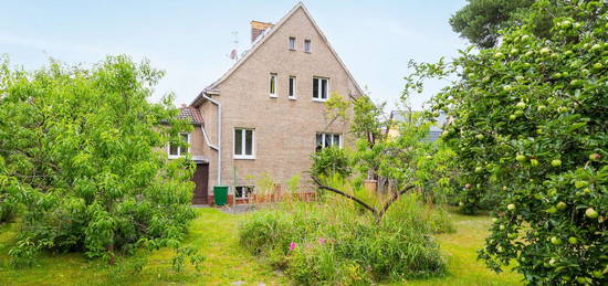 Bahnhofsnah! Einfamilienhaus mit viel Potenzial in Biesdorf - Mit Keller, Garage, großem Garten