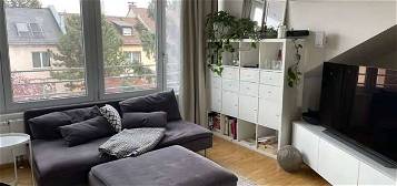 Geschmackvolle 1-Zimmer-Dachgeschosswohnung mit Balkon und Einbauküche in Frankfurt
