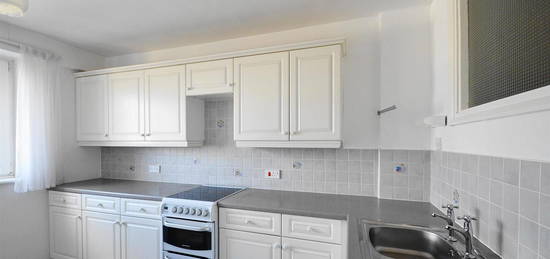 Flat to rent in Tower Court, Westcliff Parade, Westcliff On Sea, Essex SS0