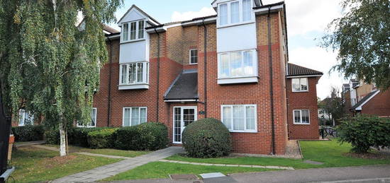 Flat to rent in Holm Oak Park, Hagden Lane, Watford WD18