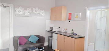 Studio to rent in London Road, Newcastle U Lyme ST5