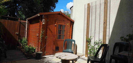 Petite maison meublée et courette avec cabanon