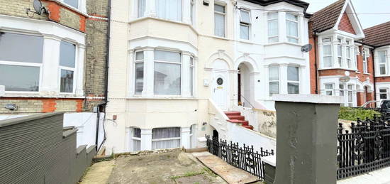 Flat to rent in Lancaster Gardens, Southend-On-Sea SS1