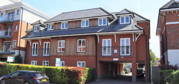 Flat to rent in Bridge Avenue, Maidenhead, Berkshire SL6