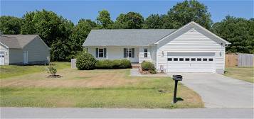 200 Smallberry Ct, Sneads Ferry, NC 28460