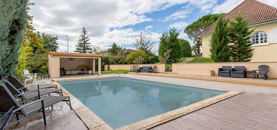 Maison familiale avec jardin et piscine