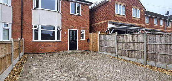 3 bedroom semi-detached house to rent