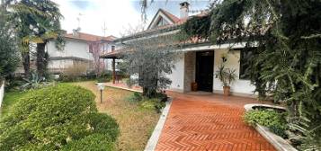 Villa unifamiliare, ottimo stato, 355 m², Centro, Parabiago