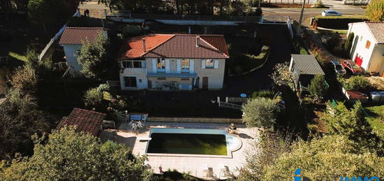 Maison traditionnelle avec terrain arboré, piscine et spa !