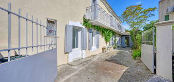 Maison en pierres, son intime jardin et sa cour