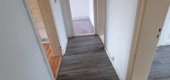 3 Zimmer, Küche, Bad, Südbalkon 2.OG