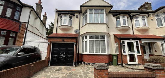 Flat to rent in Cavendish Gardens, Barking, Essex IG11