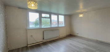 Flat to rent in Annesley Avenue, London NW9