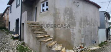 Moradia T2 + 1 com logradouro - totalmente remodelada