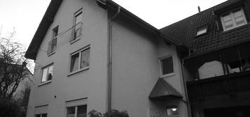 Charmante Dachgeschosswohnung mit Balkon und Einbauküche - zentral in Weinheim!