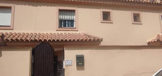 Casa adosada de alquiler en Calle Amapola, 56, La Granja - La Colina - Los Pastores