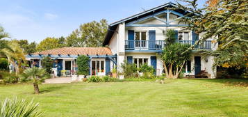 ARCANGUES - AU CALME, MAISON D'ENVIRON 250 M² AVEC JARDIN