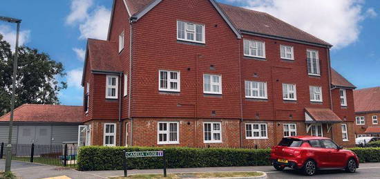 Flat for sale in Waterfield, Tadworth KT20