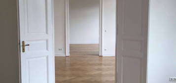 Schöne Stilaltbau Wohnung mit Balkone