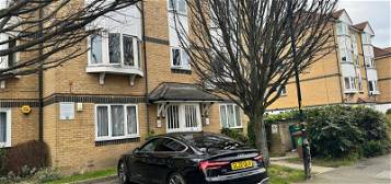 Flat to rent in Rossetti Road, London SE16