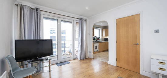 Flat to rent in Moreland Street, Clerkenwell, London EC1V