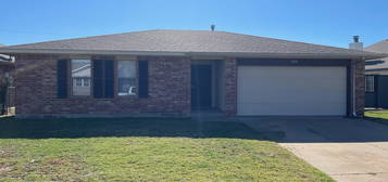 648 NW 21st St, Moore, OK 73160