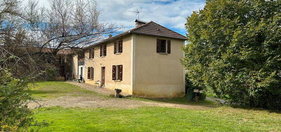 Maison avec dépendances sur 36800 m2